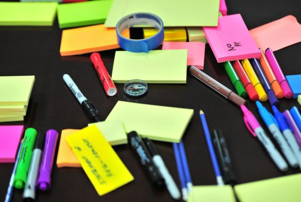 sticky notes and pen for hr strategies